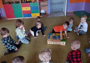 Dzieci graja w grę Segregacja